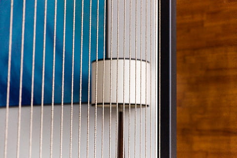 lampada da tavolo bianca, Home decor, cancello, schermo, elettronica, testo, display, tenere sotto controllo, semplicità, modello, Linee, Hotel, moderno, patrizio hendry, semplice, pulito, interior design, sfondo, interno, prigione, tastiera, in casa, avvicinamento, nessuno, legno - materiale, tessile, filo, attività commerciale, blu, a strisce, natura morta, arte e artigianato, industria, sfondi, scelta, variazione, messa a fuoco selettiva, industria tessile, tecnologia, grande gruppo di oggetti, ondulato, 8K, CC0, dominio pubblico, privo di copyright