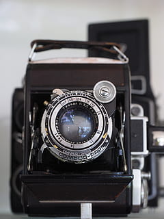 càmera, vell, lent, obturador compur, tipus de pany central, temes de fotografia, tecnologia, càmera - equip fotogràfic, lent - instrument òptic, equip fotogràfic, primer pla, a l'interior, cap gent, centrar-se en primer pla, sol objecte, natura morta, càmera digital, estil retro, equipament, lent - ull, nombre, forma, fotografiar, tir de l'estudi, 4K, CC0, domini públic, lliure de regalies