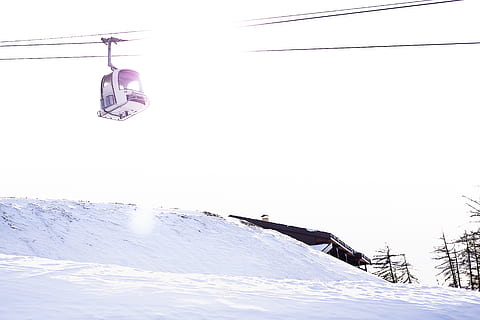 svævebane, natur, udendørs, sne, person, human, køretøj, fly, helikopter, transportmidler, sport, piste, bjerg, stå på ski, helligdage, sol, hvid, ski, hældning, eventyr, kold temperatur, vinter, himmel, dag, vintersport, hængende, skilift, lav vinkel visning, ekstrem sport, overhead svævebane, ferier, fritidsaktivitet, bevægelse, skønhed i naturen, skisportssted, snedækket bjerg, 4K, CC0, offentligt domæne, royaltyfrie