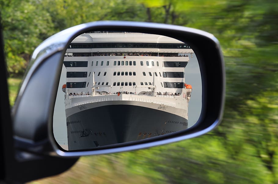 humor, engany, muntatge, collage, automàtic, vaixell, mirall, qm2, queen mary 2, primer pla, reflexió, dia, vehicle terrestre, centrar-se en primer pla, transport, manera de transport, automòbil, mirall de vista lateral, cotxe, a l'aire lliure, comunicació, cap gent, naturalesa, tecnologia, vidre - material, ciutat, text, 2K