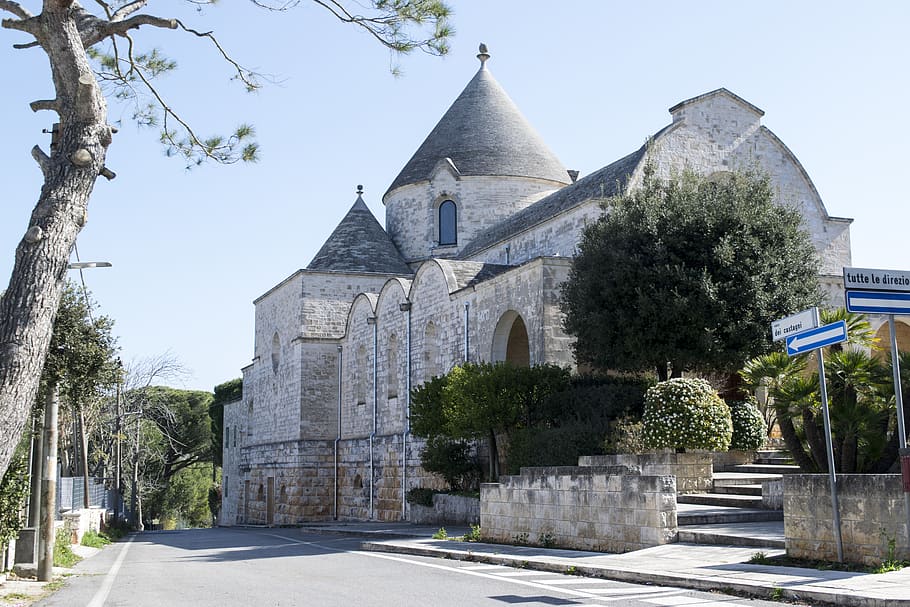 arkitektur, bygning, tårn, Spir, træ, plante, kirke, nåletræ, abies, gran, Trullo, apulien, puglia, Italien, boliger, tag, flise, kloster, universitetsområde, bygget struktur, bygning udvendig, religion, himmel, sted for tilbedelse, tro, spiritualitet, natur, dag, fortiden, skyfri himmel, historie, by, ingen mennesker, udendørs, 5K