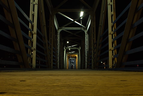 tom betongbro, person, gulv, menneskelig, tre, belysning, korridor, kryssfiner, lager, bygning, møbler, stol, hardtre, tunnel, håndtak, gelender, verksted, promenaden, bro, kontorbygg, arkitektur, bygget struktur, innendørs, belyst, ingen folk, tømme, natt, arkitektonisk kolonne, retning, fravær, belysningsutstyr, veien forover, transport, tre - materiale, forbindelse, på rad, synkende perspektiv, tak, 2K, CC0, offentlig domene, opphavsrett gratis