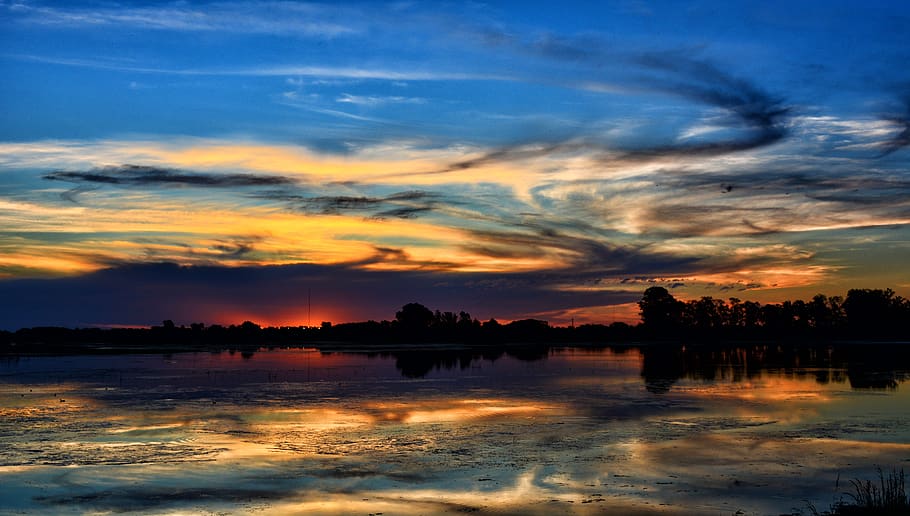 Silhouette, Inselmalerei, Dämmerung, Natur, Reflexion, Himmel, Sonnenuntergang, Wasser, wolke - himmel, Szenen - Natur, Schönheit in der Natur, ruhige Szene, Ruhe, See, orange Farbe, keine Leute, Baum, idyllisch, Nicht-städtische Szene, Dramatischer Himmel, Pflanze, draußen, romantischer Himmel, 5K