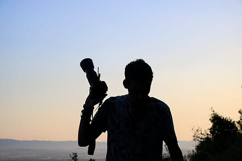càmera, eos, 750d, ombra, misteri, taronja, blau, cel, brillant, plantes, verd, vista, boeuf, història, negre, fotografia, cabell, persona, silueta, esquena, posta de sol, persones reals, estils de vida, activitat d'oci, naturalesa, cel clar, de peu, còpia espai, gent, homes, bellesa a la natura, dones, a l'aire lliure, unió, dues persones, planta, adult, 5K, CC0, domini públic, lliure de regalies