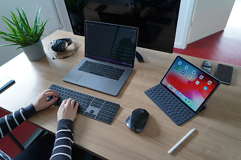 eletrônicos, teclado, hardware, computador, hardware de computador, teclado de computador, computador portátil, rato, pc, mesa, mobília, pessoa, humano, tela, exibição, monitor, Ecrã LCD, celular, tecnologia, tecnologia sem fio, comunicação, conexão, visão de alto ângulo, dentro de casa, escritório, o negócio, pessoas, usando laptop, madeira - material, equipamentos de informática, caneta, adulto, dia, 5K, CC0, domínio público, royalty free