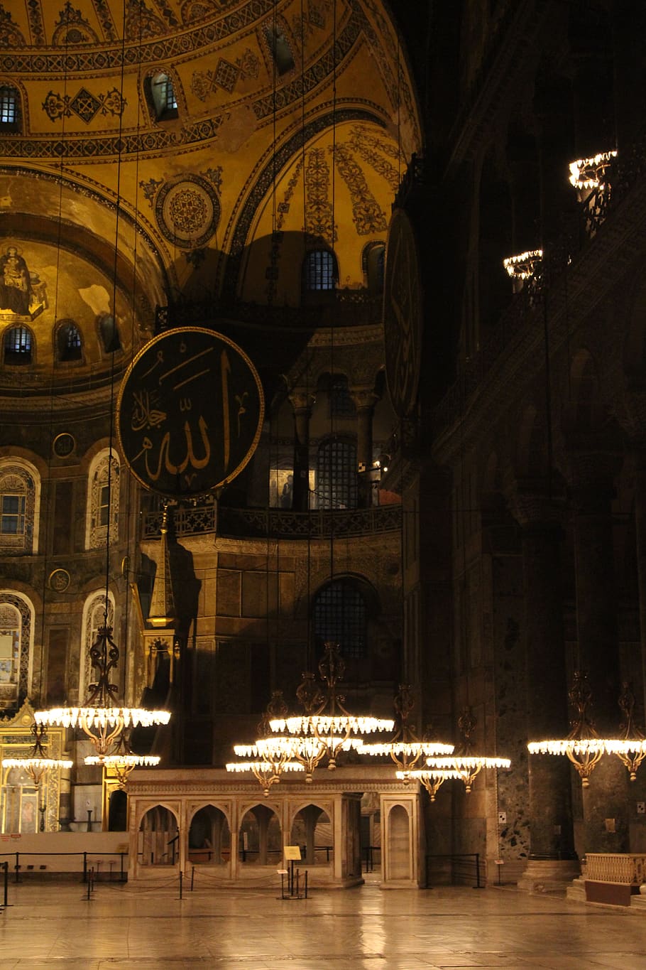 arquitectura, edifici, il·luminació, absis, Istanbul, la vista a l'interior de st. sophia, gall dindi, Església, altar, ayasofya, sultanahmet, st. sophia, per la nit, constantine, urbà, arc, arquejat, metròpolis, ciutat, estructura construïda, exterior de l'edifici, il·luminat, nit, destinacions de viatge, religió, lloc de culte, espiritualitat, creença, història, el passat, equips d’il·luminació, vista d’angle baix, cap gent, rellotge, columna arquitectònica, sostre, pont d’arc, 5K