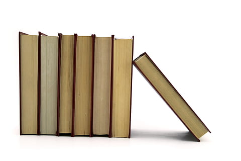 pila, libri, letteratura, enciclopedia, saggezza, documento, molti, i colori, intelligenza, biblioteca, parole, scienza, copertina, testo, scuola, l'informazione, formazione scolastica, conoscenza, sfondo bianco, ritagliare, girato in studio, nessuno, attività commerciale, in casa, finanza, avvicinamento, fatto dall'uomo, Oggetto creato dall'uomo, legno - materiale, copia spazio, pubblicazione, fianco a fianco, Al dettaglio, ricchezza, libro, vecchio, architettura, fare soldi, 4K, CC0, dominio pubblico, privo di copyright