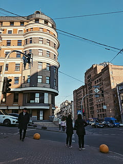 Mensch, Person, Straße, Überschneidung, Fußgänger, Asphalt, Gebäude, Metropole, Bürogebäude, die Architektur, Hochhaus, Leben, Stadt, städtisch, Stadt, Dorf, Frühling, Innenstadt, Pfad, Auto, Gebäudehülle, gebaute Struktur, echte Menschen, Himmel, Stadt leben, Männer, Gehen, Transport, Tag, Natur, Gruppe von Leuten, Wohngegend, Kabel, Lebensstile, zufällige Menschen, draußen, 4K, CC0, gemeinfrei, lizenzfrei