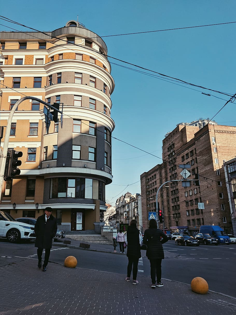 Mensch, Person, Straße, Überschneidung, Fußgänger, Asphalt, Gebäude, Metropole, Bürogebäude, die Architektur, Hochhaus, Leben, Stadt, städtisch, Stadt, Dorf, Frühling, Innenstadt, Pfad, Auto, Gebäudehülle, gebaute Struktur, echte Menschen, Himmel, Stadt leben, Männer, Gehen, Transport, Tag, Natur, Gruppe von Leuten, Wohngegend, Kabel, Lebensstile, zufällige Menschen, draußen, 4K