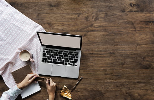 Hintergrund, Getränk, Stöbern, Cafe, Schokolade, Kommunikation, Computer, Verbindung, kopieren sie platz, Täglich, Design Raum, Gerät, Tagebuch, Digital, leeren, feminin, flach liegen, Flatlay, Lebensmittel, Hand, Hobby, Zuhause, heisses Getränk, Internet, keyboar, Technologie, Tabelle, kabellose Technologie, Laptop, Holz - Material, Tasse, High Angle View, drinnen, Schreibtisch, Möbel, Essen und Trinken, Becher, Kaffee trinken, Kaffeetasse, Kaffee, direkt darüber, mit laptop, Holz, 1080P, CC0, gemeinfrei, lizenzfrei