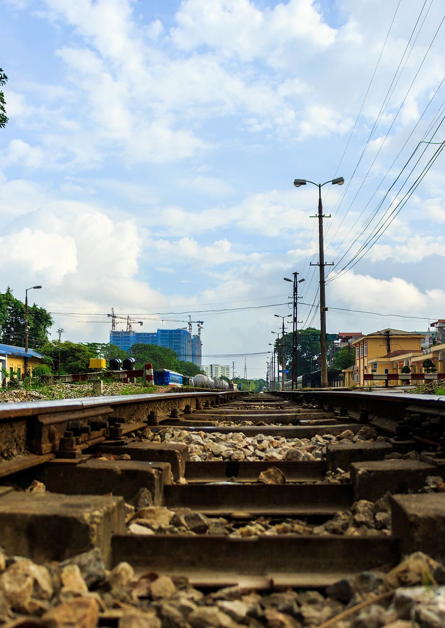 trenes, rieles, rastreo, transporte ferroviario, cielo, nube - cielo, pista, vías de tren, naturaleza, transporte, día, entrenar, nadie, modo de transporte, electricidad, tren - vehículo, arquitectura, transporte público, cable, estructura construida, conexión, al aire libre, exterior del edificio, fuente de alimentación, patio de maniobras, 4K