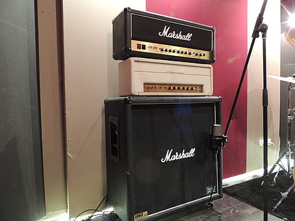 micrófono, gabinete, taxi, estudio, estudio de grabación, grabación, jcm, marshall, amperio, guitarra, grabar, texto, comunicación, escritura occidental, tecnología, firmar, adentro, nadie, información, generación de combustible y energía, de cerca, bomba de combustible, gasolinera, maquinaria, pared - característica de la construcción, señal de información, repostaje, guión, guión no occidental, número, iluminado, equipo eléctrico, 4K, CC0, dominio público, libre de derechos