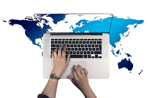 portàtil, mà, escriure, Internet, xarxa, social, xarxa social, continents, globus, mapa del món, globalització, global, internacional, a tot el món, mà humana, part del cos humà, una persona, ordinador, comunicació, tecnologia, fons blanc, connexió, a l'interior, tecnologia sense fils, part del cos, tir de l'estudi, equips informàtics, celebració, teclat, teclat d’ordinador, persones reals, dit, 4K, CC0, domini públic, lliure de regalies