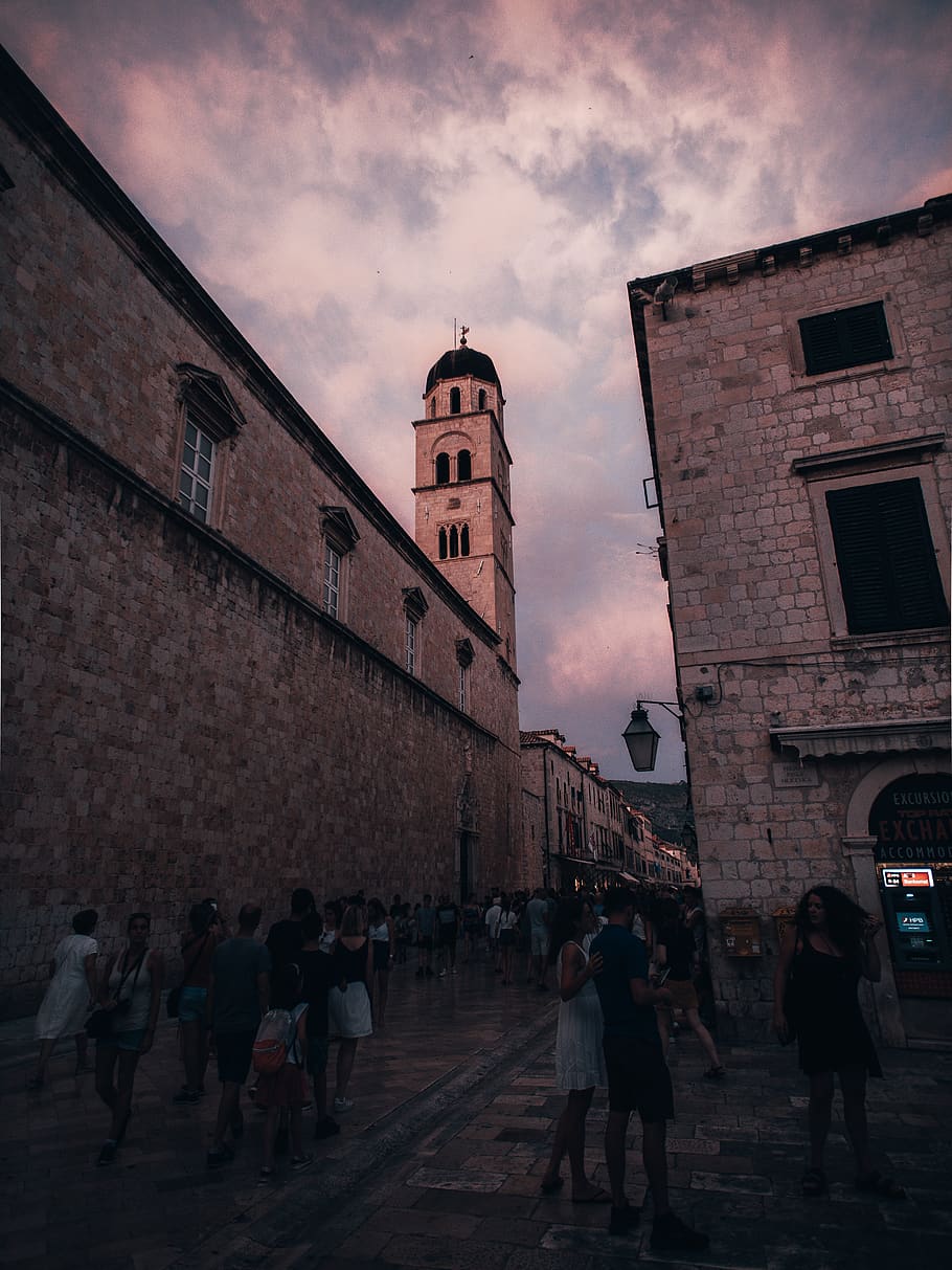 edifici de maó, arquitectura, edifici, Església, Croàcia, europa, carrer, torre, ciutat, exterior de l'edifici, estructura construïda, grup de persones, cel, núvol - cel, persones reals, homes, dones, naturalesa, caminar, posta de sol, estils de vida, gent, lloc de culte, religió, adult, a l'aire lliure, 5K
