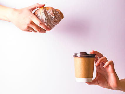 Personenhand, halten, Wegwerf, Tasse, Croissant, Brot, Koffein, Nahansicht, Kaffee, Kaffeetasse, Kaffee trinken, Tasse Kaffee, köstlich, Getränk, Lebensmittel, Hände, heiß, heisses Getränk, drinnen, Haut, Zucker, menschliche Hand, menschliches Körperteil, Hand, Essen und Trinken, Menschen, Studioaufnahme, Körperteil, kopieren sie platz, Gliedmaßen, Erwachsene, menschliches Glied, Lebensstile, ungesunde Ernährung, Frau, nicht erkennbare Person, Finger, menschlicher Arm, 4K, CC0, gemeinfrei, lizenzfrei
