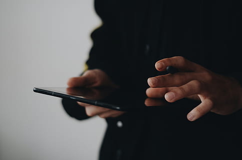 Person, mit, Tablet, Gerät, Hand, Tablette, Technologie, Berührungsempfindlicher Bildschirm, Arbeiten, menschliche Hand, eine Person, menschliches Körperteil, Kommunikation, digitale Tablette, Mittelteil, halten, kabellose Technologie, drinnen, Männer, Verbindung, Bildschirm, Studioaufnahme, Geschäftsperson, kopieren sie platz, Geschäft, Finger, 4K, CC0, gemeinfrei, lizenzfrei