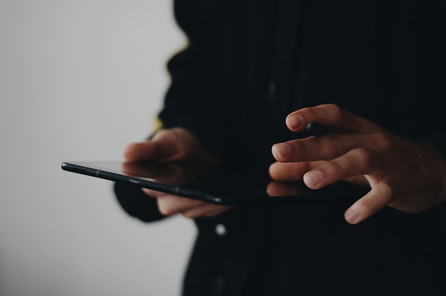 persona, utilitzant, Tablet PC, dispositiu, mà, tauleta, tecnologia, pantalla tàctil, treball, mà humana, una persona, part del cos humà, comunicació, tauleta digital, secció mitjana, celebració, tecnologia sense fils, a l'interior, homes, connexió, pantalla, tir de l'estudi, persona de negocis, còpia espai, negocis, dit, 4K