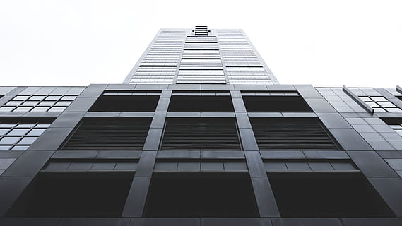 arquitectura, edifici, infraestructura, estructura, establiment, apartament, finestres, condomini, hotel, estructura construïda, exterior de l'edifici, exterior d’edifici d’oficines, alta - alta, ciutat, vista d’angle baix, modern, cap gent, oficina, gratacels, cel, torre, finestra, cel clar, dia, vidre - material, a l'aire lliure, naturalesa, vidre, directament a sota, 4K, CC0, domini públic, lliure de regalies