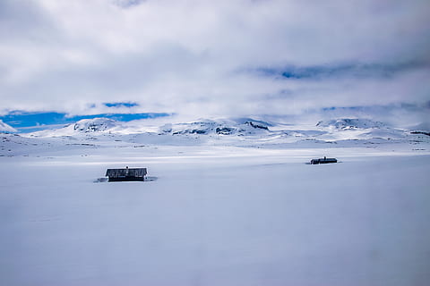 Due, case, nuvoloso, cielo, la neve, capped, montagne, nuvole, freddo, luce del giorno, ambiente, sibilo, brina, gelido, congelato, ghiaccio, paesaggio, montagna, natura, panoramico, montagna innevata, nevoso, tempo metereologico, inverno, paesaggio invernale, temperatura fredda, scenics - natura, bellezza nella natura, scena tranquilla, la tranquillità, acqua, nessuno, ghiacciaio, nuvola - cielo, scena non urbana, all'aperto, galleggia sull'acqua, laguna, 2K, CC0, dominio pubblico, privo di copyright