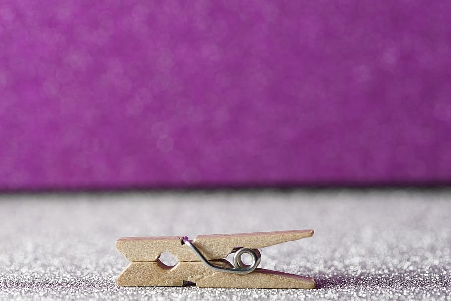 peg, bokeh, macro, cap gent, còpia espai, primer pla, metall, color rosa, Finances, centrar-se en primer pla, seguretat, enfocament selectiu, economia, a l'interior, en blanc, paper, dia, textura, naturalesa, natura morta, protecció, porpra, a la vora de, missatge, 5K