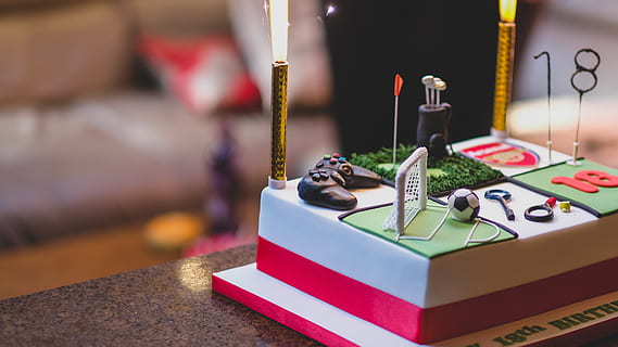 Fondantkuchen, Tabelle, drinnen, selektiver Fokus, keine Leute, Wohnraum, Fokus auf den Vordergrund, Nahansicht, Container, Stillleben, Kunst und Handwerk, Tag, Feier, Kreativität, Wahl, Technologie, Muster, Box, 4K, CC0, gemeinfrei, lizenzfrei