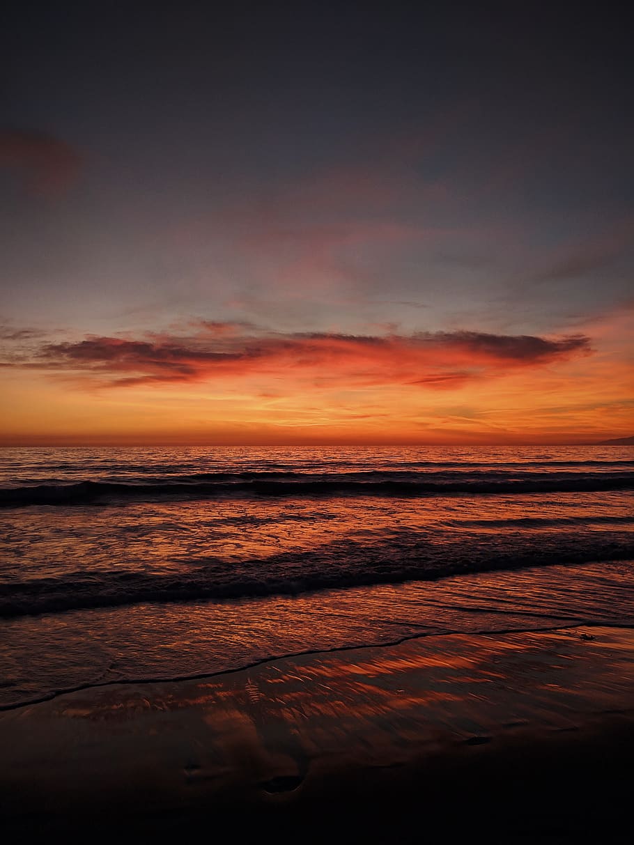 Strand, Himmel, Sonnenuntergang, Dämmerung, Natur, draußen, roter Himmel, Ozean, Meer, Wasser, Sonnenaufgang, Horizont, 2400 Ocean Front Walk, Santa Monica, Vereinigte Staaten, Sonnenlicht, Küste, Orange, Welle, wolke - himmel, Schönheit in der Natur, Szenen - Natur, Ruhe, ruhige Szene, Horizont über Wasser, Dramatischer Himmel, orange Farbe, keine Leute, idyllisch, Reflexion, 4K