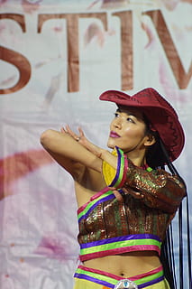 danseuse orientale, Vêtements, une personne, habits traditionnels, trois quarts, jeune adulte, la créativité, à l'intérieur, Vrais gens, art et Artisanat, permanent, jeune femme, modes de vie, regardant, adulte, chapeau, femmes, main, belle femme, bras humain, 5K, CC0, domaine public, libre de droits