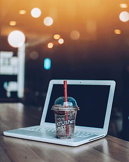 engangs, kop, hvid, bærbar computer, drik, kold drink, computer, drikke, bærbar, macbook, bord, mad og drikke, trådløs teknologi, meddelelse, forfriskning, teknologi, cafe, fokus på forgrunden, indendørs, forretning, kaffe, kaffe - drikke, restaurant, forbindelse, glas, internet, alkoholfri drikkevare, menu, 2K, CC0, offentligt domæne, royaltyfrie