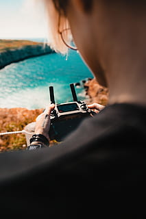 mand, bedrift, sort, controller, human, person, fotograf, eventyr, udendørs, fotografering, Foto, natur, elektronik, drone, dybde, rejselyst, skab, rejse, Dji, kanon, våben, kamera, meddelelse, selektiv fokusering, en person, bagfra, teknologi, over skulderet, rigtige mennesker, mobiltelefon, herrer, dag, trådløs teknologi, forbindelse, voksen, livsstil, smart telefon, hovedskud, aktivitet, vand, 5K, CC0, offentligt domæne, royaltyfrie