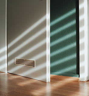 porta oberta, a l'interior, sòls, funció de construcció de parets, buit, cap gent, llum solar, absència, fusta, terres de fusta dura, interior de casa, material de fusta, porta, ombra, metall, dia, entrada, seient, arquitectura, estructura construïda, habitació domèstica, color plata, etapa, 2K, CC0, domini públic, lliure de regalies