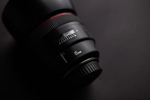 černý objektiv fotoaparátu, 85 mm, kamerové čočky, zařízení, objektiv, technologie, detail, fotoaparát - fotografické vybavení, fotografické vybavení, fotografická témata, objektiv - optický přístroj, uvnitř, číslo, studio shot, Černá barva, digitální fotoaparát, nikdo, Fotoaparát, jeden objekt, moderní, vysoký úhel pohledu, extrémní detail, čočka - oko, kopie prostor, černé pozadí, slr fotoaparát, osobní příslušenství, 5K, CC0, veřejná doména, bez autorských práv