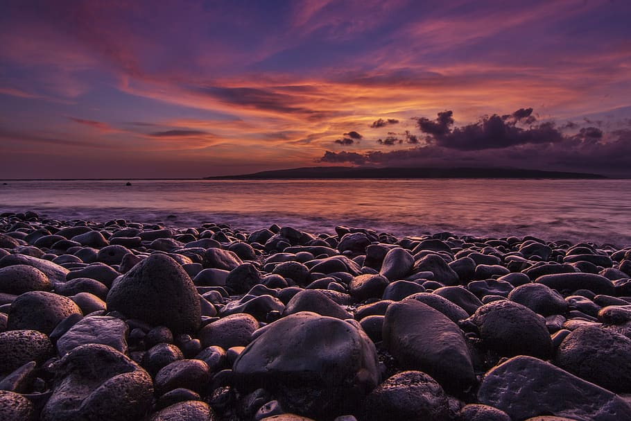 gris, pedra, mar, platja, núvols, tarda, paisatge, muntanyes, naturalesa, oceà, roques, paisatge marí, vora del mar, cel, pedres, posta de sol, aigua, onades, fotografia gran angular, bellesa a la natura, escenics - natura, núvol - cel, horitzó, horitzó sobre l’aigua, terra, tranquil·litat, rock, escena tranquil·la, sòlid, idíl·lic, rock - object, vespre, còdols, cap gent, 4K