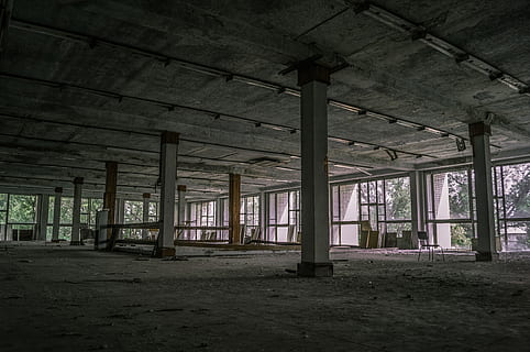 opuštěný, sovmod, Okna, interiér, starý, strach, architektura, usr, stavba, uvnitř, nikdo, strop, architektonický sloup, zastaralý, den, budova, okno, poškozen, sklad, run-down, prázdný, domácí místnost, absence, střecha, špína, špinavý, podlaha, střešní nosník, zhoršení, chaotický, zničil, beton, 4K, CC0, veřejná doména, bez autorských práv