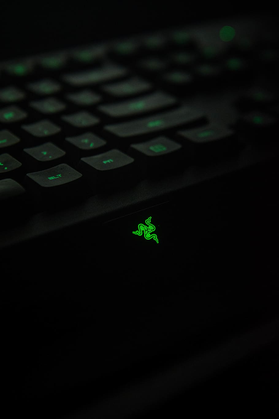 teclat, electrònica, maquinari de l'ordinador, teclat d’ordinador, maquinari, ordinador, joc de teclat, razer, verd, jocs, portàtil, PC, ratolí, etapa, auriculars, escriptori, xip electrònic, reproductor de cintes, led, tecnologia, equips informàtics, primer pla, connexió, comunicació, part de l’ordinador, a l'interior, tecnologia sense fils, cap gent, clau d’ordinador, enfocament selectiu, carta, il·luminat, fosc, color verd, fons negre, polsador, equipament elèctric, 5K