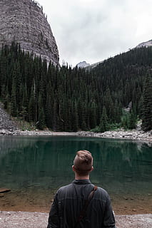 Canada, banff, træ, træer, Skov, bjerg, klint, sø, spejl sø, mand, eventyr, udforske, PNW, Banff National Park, afspejling, Dam, vand, en person, skønhed i naturen, bagfra, rigtige mennesker, scenics - natur, ikke-urbane scene, fritidsaktivitet, natur, dag, herrer, ro, rolig scene, idyllisk, livsstil, udendørs, kigger på visning, 4K, CC0, offentligt domæne, royaltyfrie