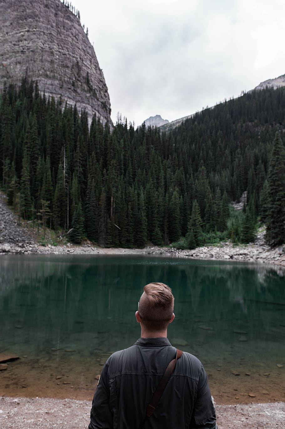 Canada, banff, træ, træer, Skov, bjerg, klint, sø, spejl sø, mand, eventyr, udforske, PNW, Banff National Park, afspejling, Dam, vand, en person, skønhed i naturen, bagfra, rigtige mennesker, scenics - natur, ikke-urbane scene, fritidsaktivitet, natur, dag, herrer, ro, rolig scene, idyllisk, livsstil, udendørs, kigger på visning, 4K