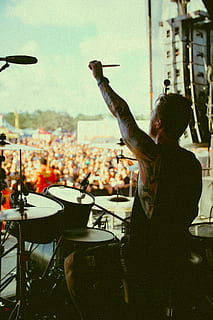 man drummen, menigte, groep mensen, echte mensen, kunst cultuur en entertainment, prestatie, genot, mannen, muziek-, evenement, grote groep mensen, emotie, zorgeloos, positieve emotie, vrijetijdsbesteding, menselijke arm, opwinding, festival, opgeheven armen, pret, muziekfestival, stadium, toeschouwer, Rock muziek, populair muziekconcert, 4K, CC0, publiek domein, royaltyvrij
