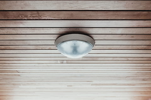 graue Lichtkuppel, Belgien, Lampe, Leuchte, Holz, Licht, Design, Brüssel, Elektrizität, Glas, modern, Deckenleuchte, Dampfer, Hartholz, Veranda, Bullauge, Fenster, Geländer, Garage, gebeiztes Holz, Abstellgleis, Holz - Material, keine Leute, direkt darüber, Muster, Tag, Nahansicht, Tabelle, Erfrischung, High Angle View, Getränk, Stillleben, draußen, Geometrische Figur, gestalten, Essen und Trinken, einzelnes Objekt, Trinkglas, Vollbild, Decke, 5K, CC0, gemeinfrei, lizenzfrei