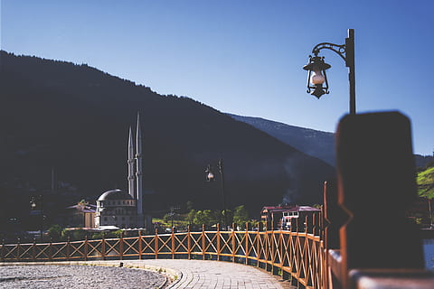 montaña, tierras altas, nube, cielo, cumbre, cresta, paisaje, naturaleza, Valle, silueta, edificio, cerca, parque, torre, arquitectura, estructura construida, puente, equipo de iluminación, día, luz de la calle, nadie, conexión, barandilla, exterior del edificio, puente - estructura hecha por el hombre, metal, al aire libre, cielo limpio, religión, árbol, luz del sol, 5K, CC0, dominio público, libre de derechos