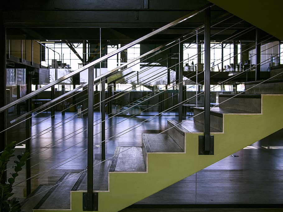 baranes d'acer gris, arquitectura, edifici, buit, espai d'esdeveniments, vidre, verd, barana, a l'interior, endins, interior, llum, modern, oficina, perspectiva, espai, escales, acer, pas, sistema de metro, estructura construïda, exterior de l'edifici, cap gent, vidre - material, escala, reflexió, dia, passos i escales, negocis, a l'aire lliure, ciutat, direcció, finestra, transport, 4K