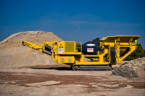 costruzione, macchina da costruzione, frantoio, posto, tecnologia, lavori di costruzione, lavoro, macchina, strumento, macchina da lavoro, veicolo, difficile, industria, giallo, veicolo cingolato, frantoio di pietra, sabbia, Sandberg, materiale da costruzione, veicolo terrestre, mezzi di trasporto, modo di trasporto, industria di costruzioni, macchine da cantiere, sito di costruzione, natura, motore della terra, nessuno, giorno, blu, bulldozer, cielo, strada, veicolo terrestre commerciale, all'aperto, macchinario, veicolo di costruzione, attrezzatura da costruzione, 5K, CC0, dominio pubblico, privo di copyright