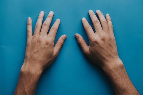 mâini, albastru, suprafaţă, a închide, umană, mână, partea corpului uman, fundal colorat, studio shot, o persoana, parte a corpului, în interior, fundal albastru, adult, fundal verde, degetul uman, vedere din față, vedere în unghi mare, deget, midsection, tânăr adult, membrul uman, 5K, CC0, domeniu public, fără drepturi de autor