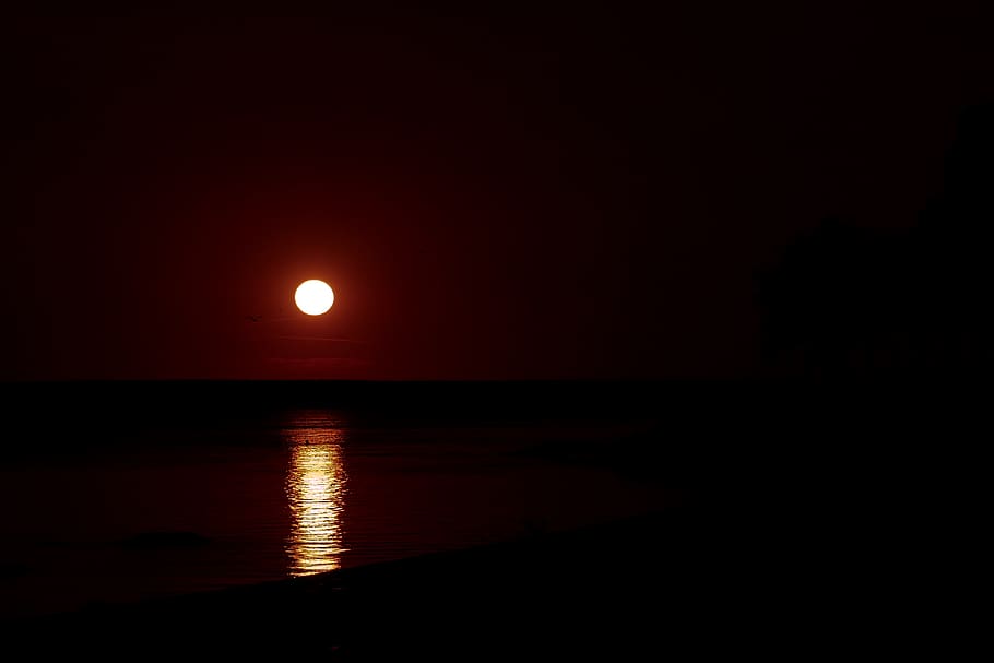 matahari terbenam, senja, malam, suasana hati, pada malam hari, matahari, keheningan, Barat, air, pemandangan, langit, refleksi, bulan, adegan yang tenang, ketenangan, keindahan di alam, scenics - alam, laut, alam, tidak ada orang, menyalin ruang, bulan purnama, gelap, cakrawala di atas air, lingkaran, bentuk geometris, di luar rumah, sinar bulan, 5K