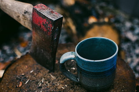 marrón, manejado, hacha, gris, negro, cerámico, vaso, jarra, rústico, café, Iniciar sesión, antiguo, cortar, bokeh, difuminar, estético, árbol, madera, aventuras, estilo de vida, eje, lluvia, cortando madera, leñador, hoguera, beber, centrarse en primer plano, nadie, de cerca, metal, adentro, pintar, material de madera, azul, día, comida y bebida, Arte y artesanía, refresco, calor - temperatura, naturaleza, envase, taza de te, industria metalúrgica, 5K, CC0, dominio público, libre de derechos