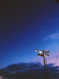 torre luminosa, blu, nuvoloso, cieli, nuvola - cielo, Cloudscape, alto, luce, notte, nessuno, cielo, Inquadratura dal basso, natura, all'aperto, architettura, copia spazio, giorno, alto - alto, industria di costruzioni, struttura costruita, industria, macchine da cantiere, cultura artistica e intrattenimento, gru - macchine edili, la libertà, macchinario, sito di costruzione, eccitazione, 4K, CC0, dominio pubblico, privo di copyright