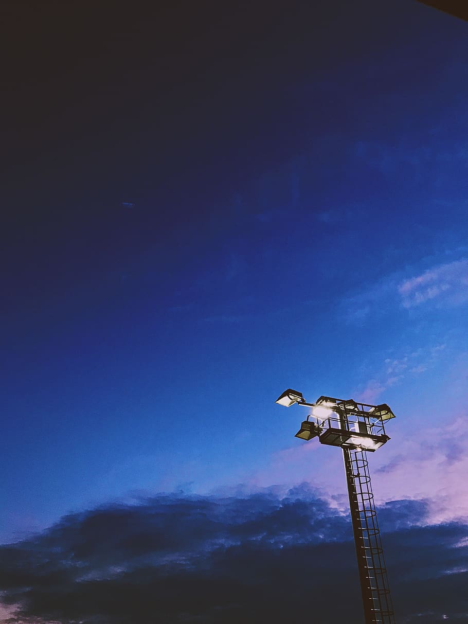 torre luminosa, blu, nuvoloso, cieli, nuvola - cielo, Cloudscape, alto, luce, notte, nessuno, cielo, Inquadratura dal basso, natura, all'aperto, architettura, copia spazio, giorno, alto - alto, industria di costruzioni, struttura costruita, industria, macchine da cantiere, cultura artistica e intrattenimento, gru - macchine edili, la libertà, macchinario, sito di costruzione, eccitazione, 4K