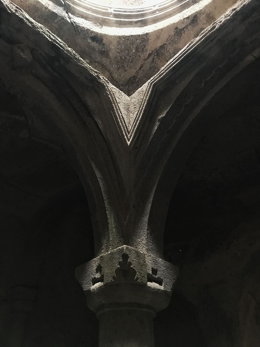 cripta, edifici, arquitectura, armenia, goght, carretera del monestir geghard, pilar, columna, masmorra, arc, arquejat, creu, símbol, passadís, finestra, sostre de volta, concret, absis, claraboia, arqueologia, estructura construïda, vista d’angle baix, cap gent, el passat, història, a l'interior, dia, columna arquitectònica, destinacions de viatge, vell, lloc de culte, religió, art i artesania, espiritualitat, naturalesa, sostre, 4K