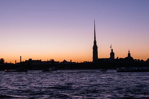 architectuur, avond Peter, structuur, peter, Rusland, water, geschiedenis, toerisme, rivier-, stad, kade, Sint-Petersburg Rusland, showplace, hemel, wolken, nacht, zonsondergang, landschap, zonsondergang nacht, nacht zicht, silhouetten, nachtlichten, nacht stad, ingebouwde structuur, buitenkant van het gebouw, toren, reisbestemmingen, waterkant, reizen, silhouet, gebouw, natuur, geen mensen, Oranje kleur, stadsgezicht, groot hoog, buitenshuis, kantoorgebouw buitenkant, wolkenkrabber, torenspits, 2K, CC0, publiek domein, royaltyvrij