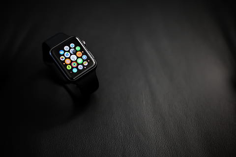 Apfeluhr, Technik, Technologie, drinnen, kabellose Technologie, schwarze Farbe, Verbindung, keine Leute, Tabelle, Kommunikation, Steuerung, modern, einzelnes Objekt, Nahansicht, Stillleben, Fernbedienung, High Angle View, tragbares Informationsgerät, direkt darüber, Gerätebildschirm, Fernsehgerät, Tastenfeld, 5K, CC0, gemeinfrei, lizenzfrei