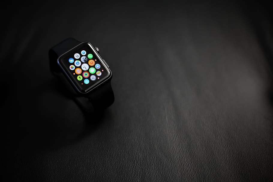 Apfeluhr, Technik, Technologie, drinnen, kabellose Technologie, schwarze Farbe, Verbindung, keine Leute, Tabelle, Kommunikation, Steuerung, modern, einzelnes Objekt, Nahansicht, Stillleben, Fernbedienung, High Angle View, tragbares Informationsgerät, direkt darüber, Gerätebildschirm, Fernsehgerät, Tastenfeld, 5K